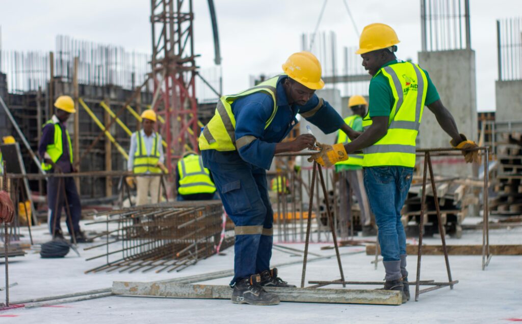 Instalación de estructuras metálicas en proyectos industriales
